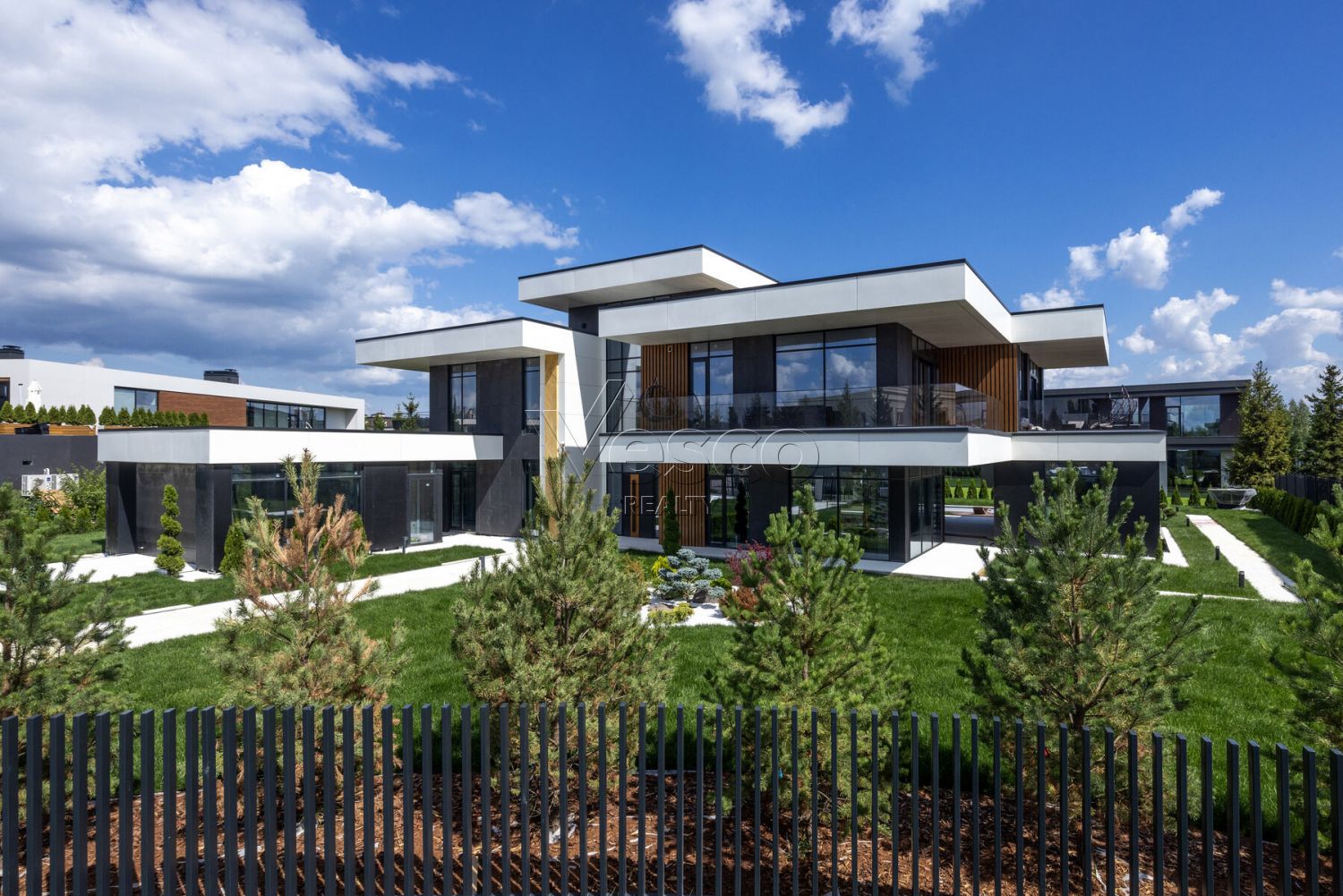 Дом в Agalarov Estate: хай‑тек и комфорт