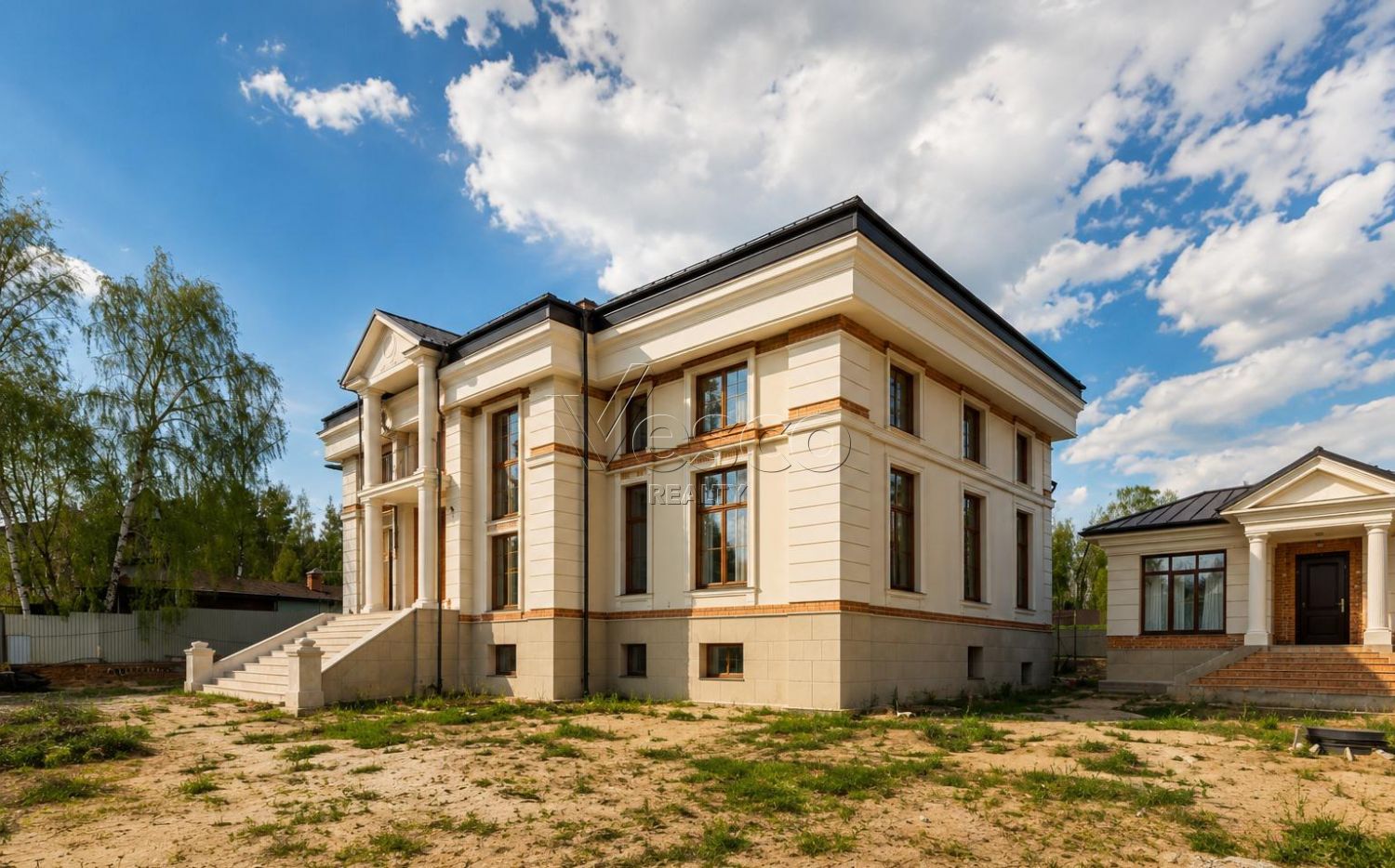 Загородная резиденция в черновой отделке