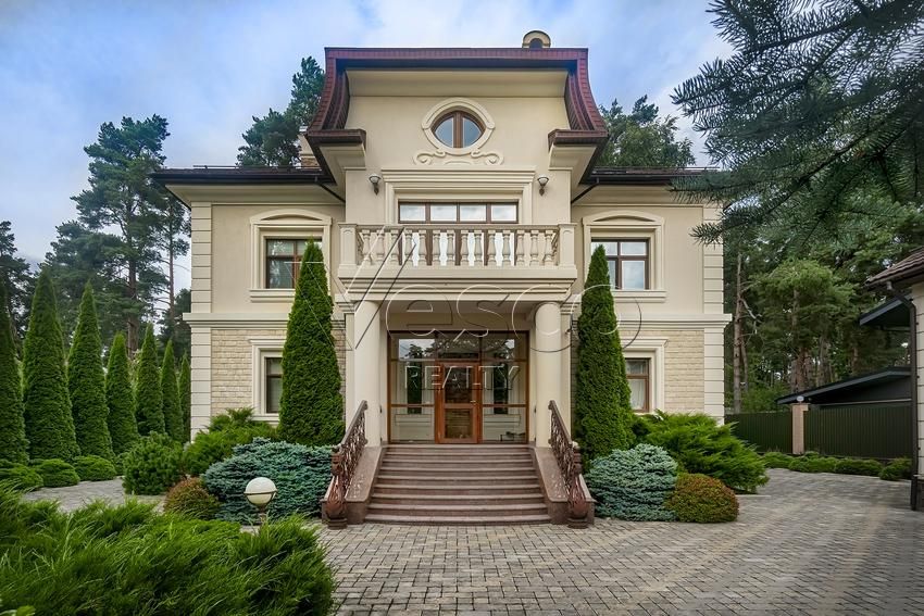 Классический особняк на лесном участке