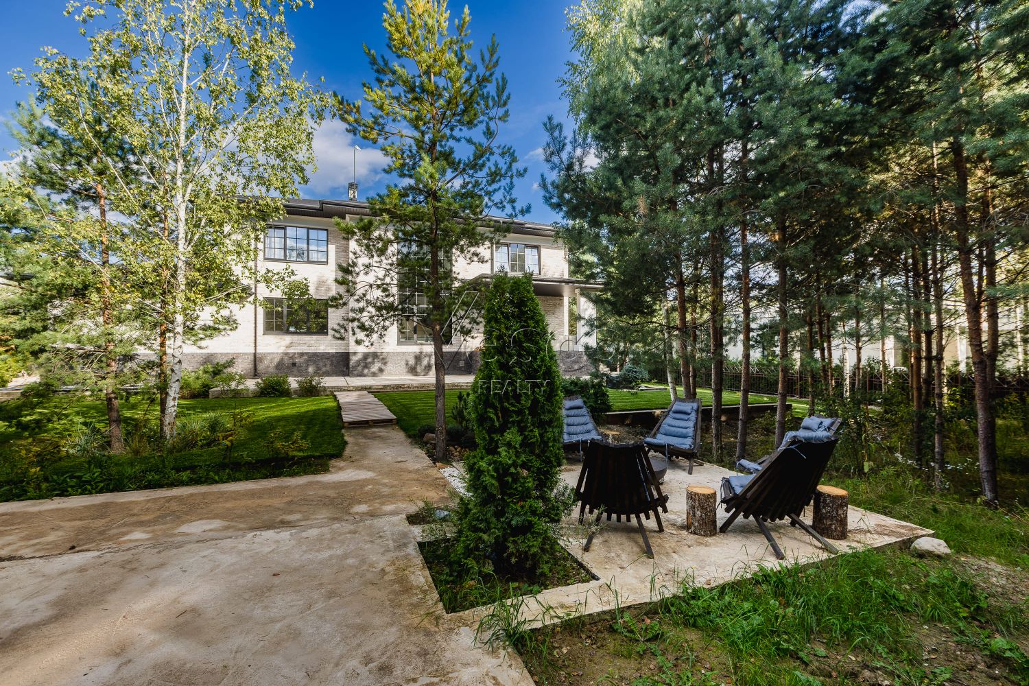 Новый дом с отделкой на прилесном участке