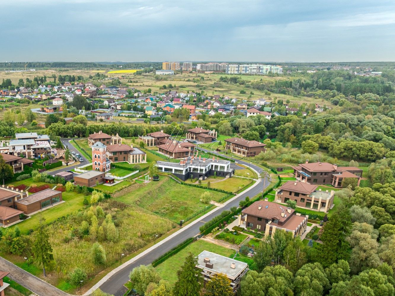 Современный дом 940 кв.м с бассейном