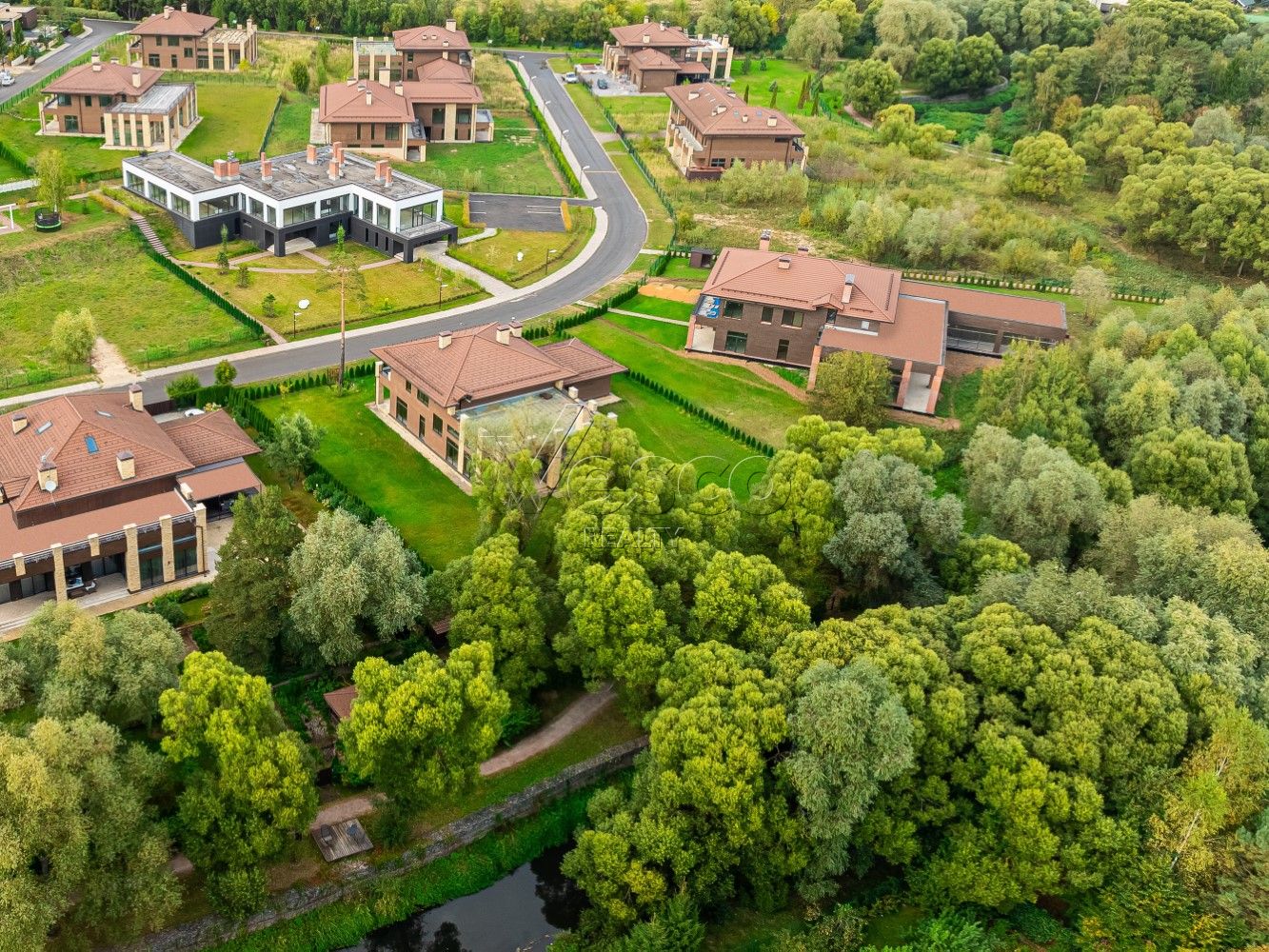 Современный дом 940 кв.м с бассейном