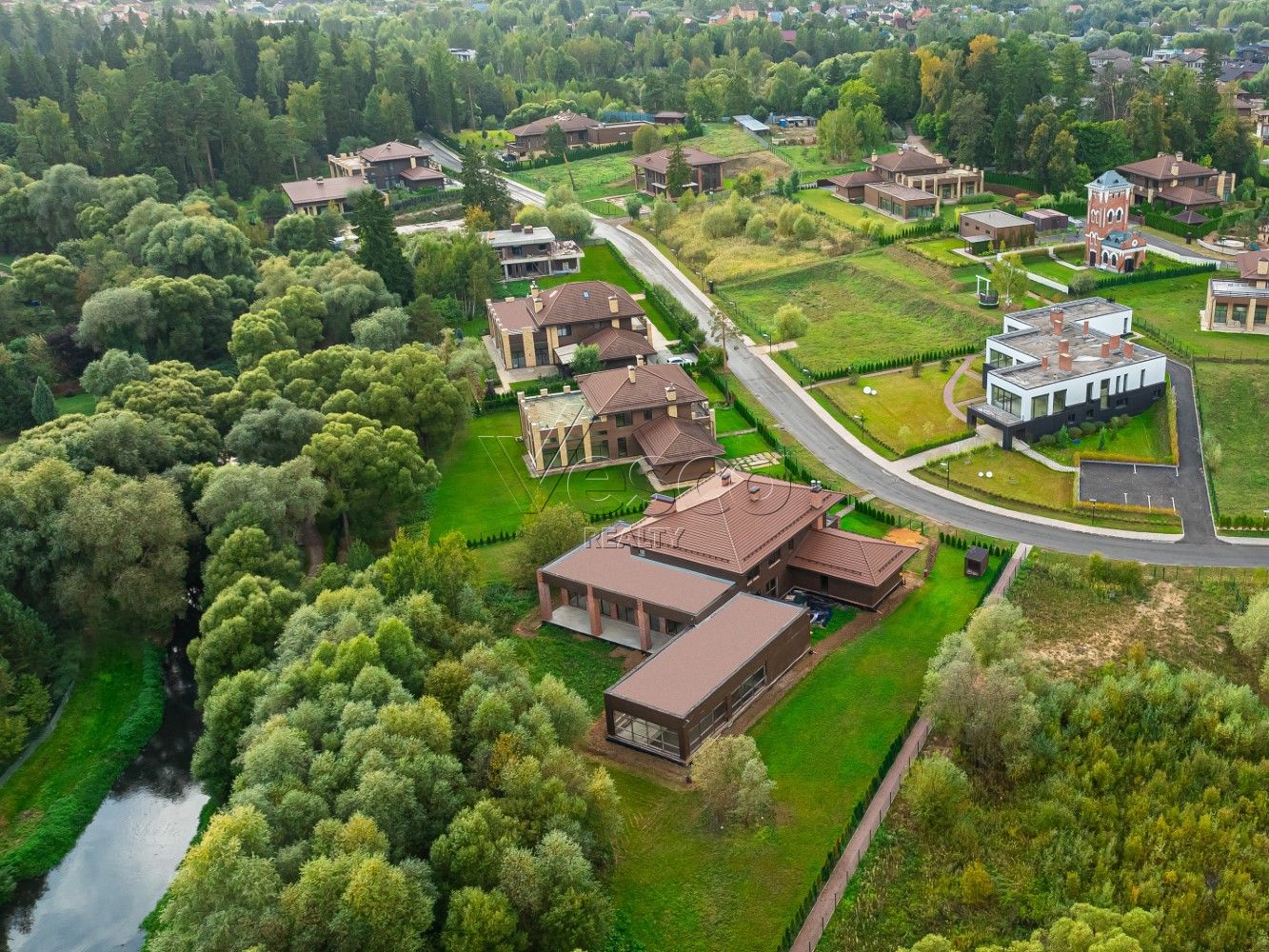 Современный дом 940 кв.м с бассейном