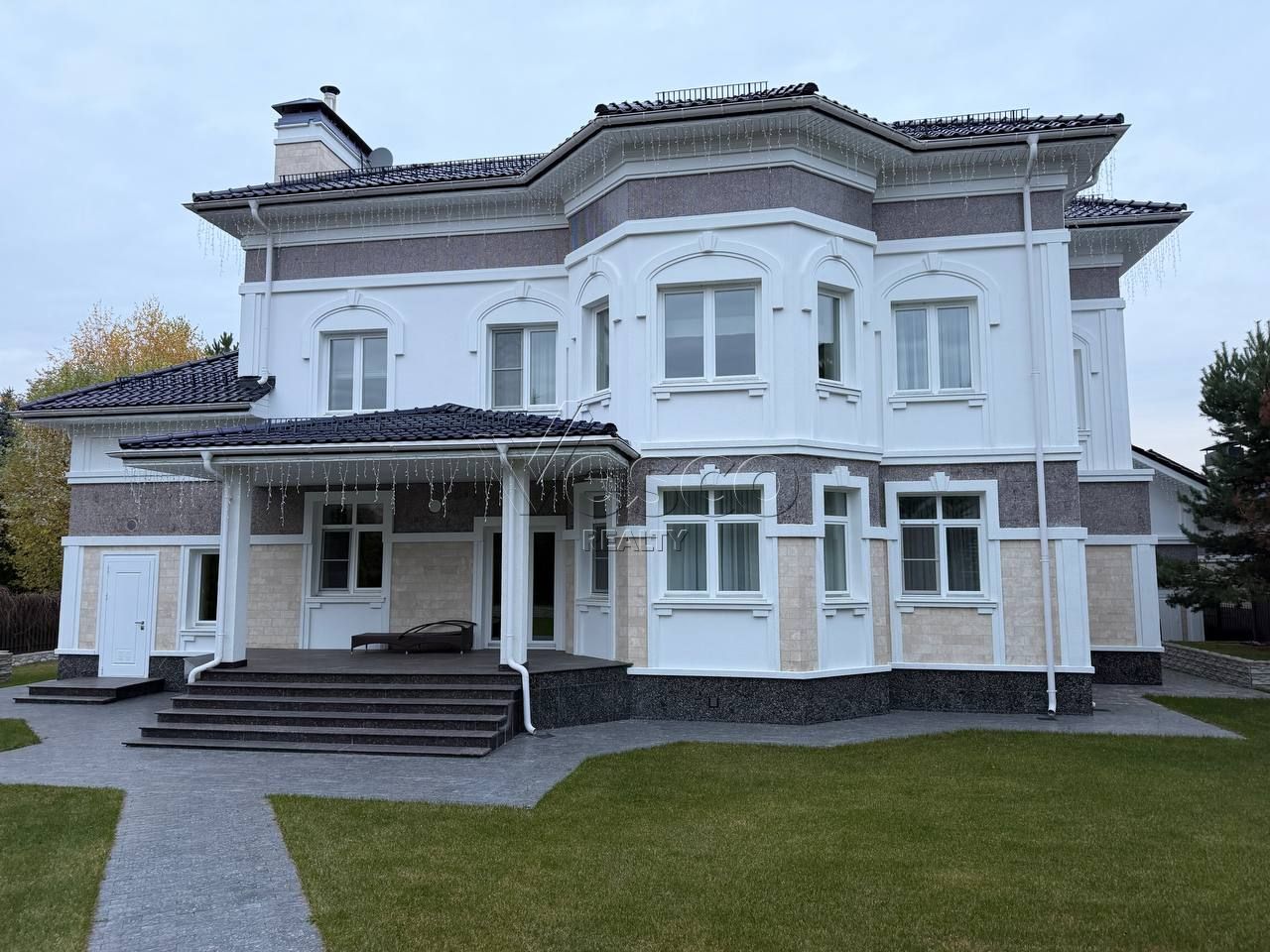 Дом с новой современной отделкой