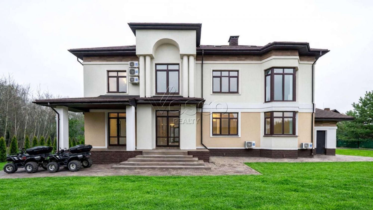 Новый дом с дизайнерским ремонтом и мебелью