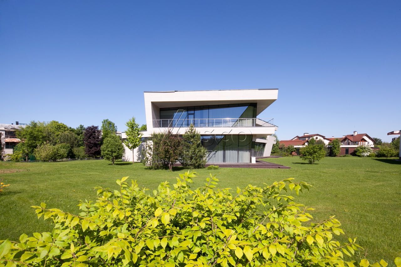Аренда: Современный дом с панорамным остеклением фасада