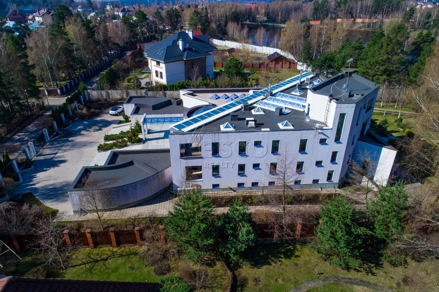 Загородная резиденция с бассейном