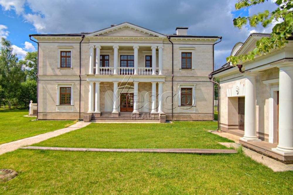 Усадьба с отдельно стоящим гаражом