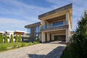 Современный дом 940 кв.м с панорамным остеклением и бассейном