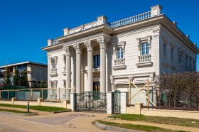 Классический особняк в старой части поселка