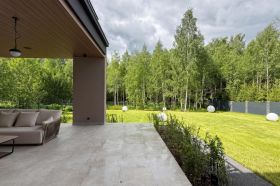 Современная Villa Fortuna на границе с лесом