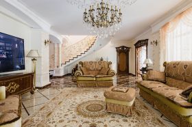 Особняк в классическом стиле с бассейном на прилесном участке