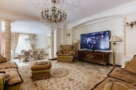 Особняк в классическом стиле с бассейном на прилесном участке