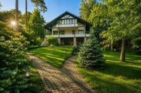 Лесной земельный участок в камерном поселке