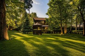 Лесной земельный участок в камерном поселке