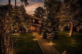 Лесной земельный участок в камерном поселке