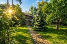 Лесной земельный участок в камерном поселке