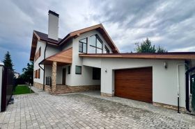 Дом на уютном участке с соснами