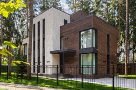 Дом в современном стиле на лесном участке