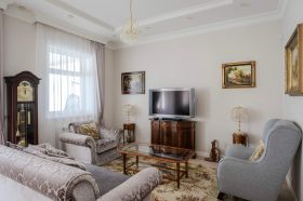 Дом в классическом стиле с цветущим садом
