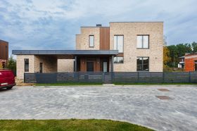 Современный дом с дизайнерским интерьером