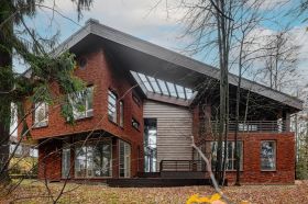 Дом с частичной отделкой на просторном лесном участке