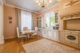 Дом в классическом стиле на просторном участке