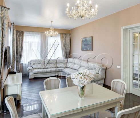 Прекрасный коттедж с дорогой отделкой и гостевым домом с русской баней