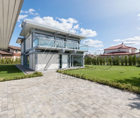 Новый дом с панорамным остеклением