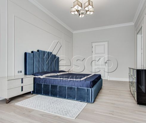 Новый красивый дом с бассейном