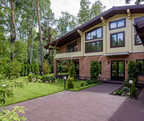 Новый дом в камерном лесном поселке