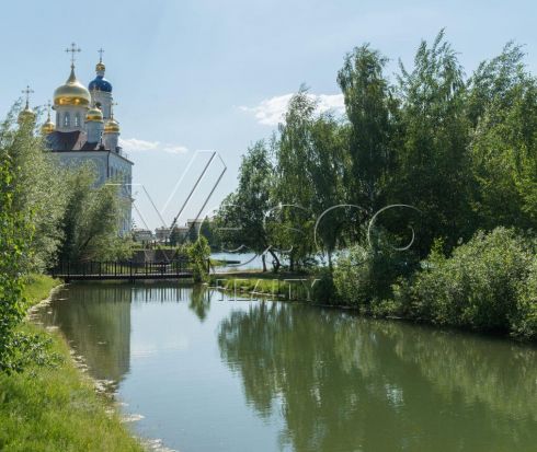 Дом без отделки на берегу озера