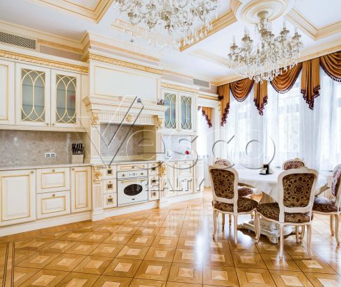 Резиденция в замковом стиле в охраняемом поселке на Николиной горе
