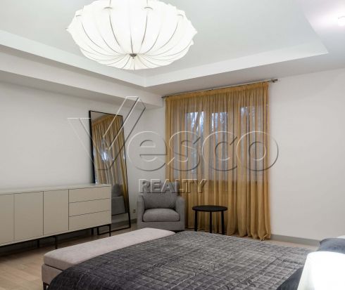 Загородный дом с лесными деревьями на участке