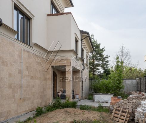 Классический особняк с бассейном