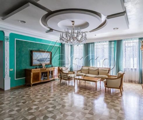 Качественный дом с дорогой отделкой и мебелью
