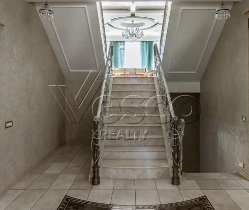 Качественный дом с дорогой отделкой и мебелью