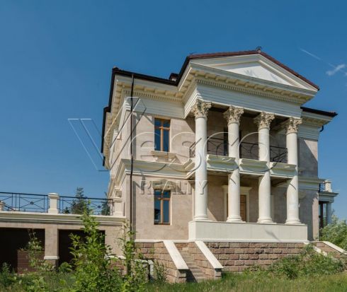 Дом без отделки на второй линии красивого озера