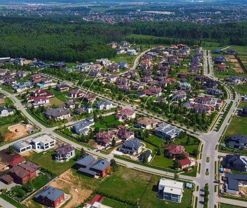 Большой прилесной участок