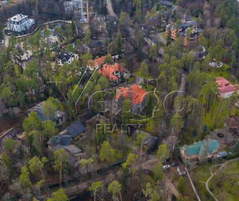 Лесной участок с природным склоном