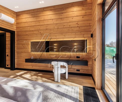 Новый одноэтажный дом на рельефном участке