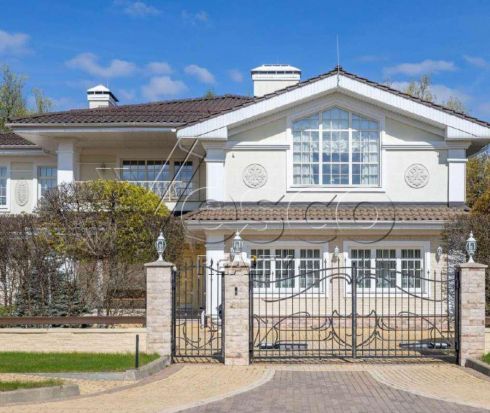 Дом с дизайнерской отделкой в классическом стиле
