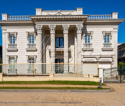 Классический особняк в старой части поселка