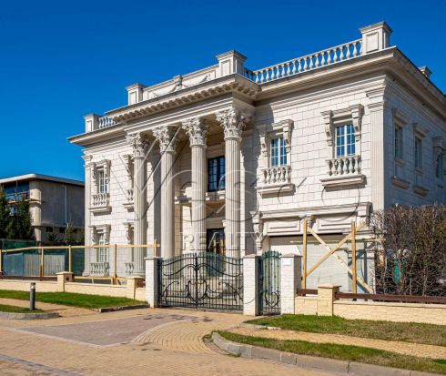 Классический особняк в старой части поселка