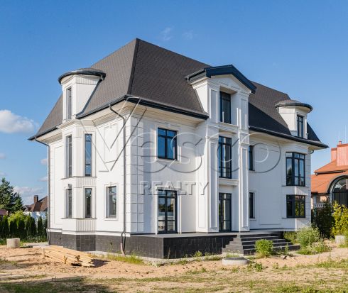Дом в классическом стиле без отделки