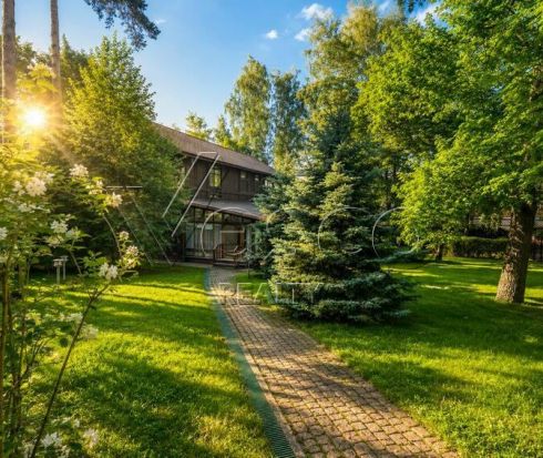 Лесной земельный участок в камерном поселке