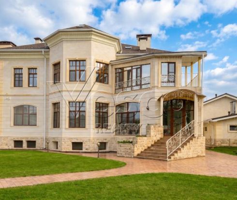 Семейная резиденция в VIP-зоне поселка