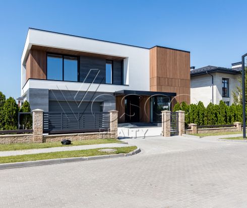 Новый дом с панорамным остеклением