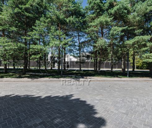 Современный дом с бассейном