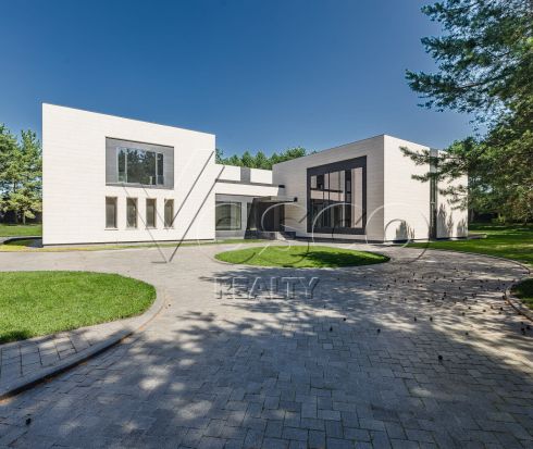 Трехуровневый коттедж на большом участке в камерном поселке